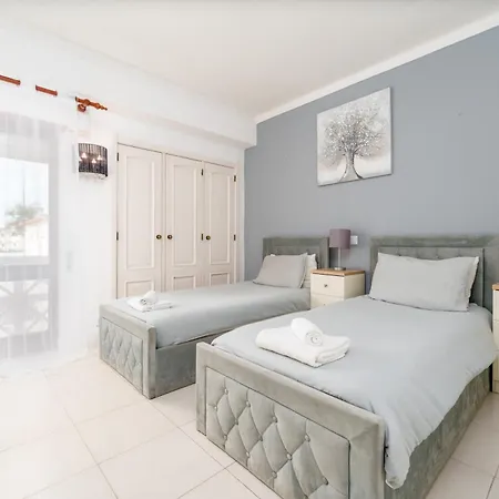 401 - 2 Bedroom - Oura - Sea View アパート